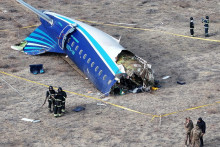 Pohľad z dronu ukazuje núdzových špecialistov pracujúcich na mieste havárie osobného lietadla Azerbajdžanských aerolínií neďaleko mesta Aktau v Kazachstane. FOTO: Reuters