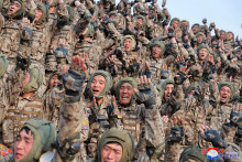 Na snímke reagujú vojaci počas výcviku leteckých a obojživelných bojových jednotiek Kórejskej ľudovej armády. FOTO: Reuters