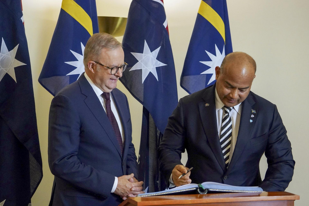 Austrálsky premiér Anthony Albanese (vľavo) a nauruský prezident David Adeang. FOTO: TASR/AP