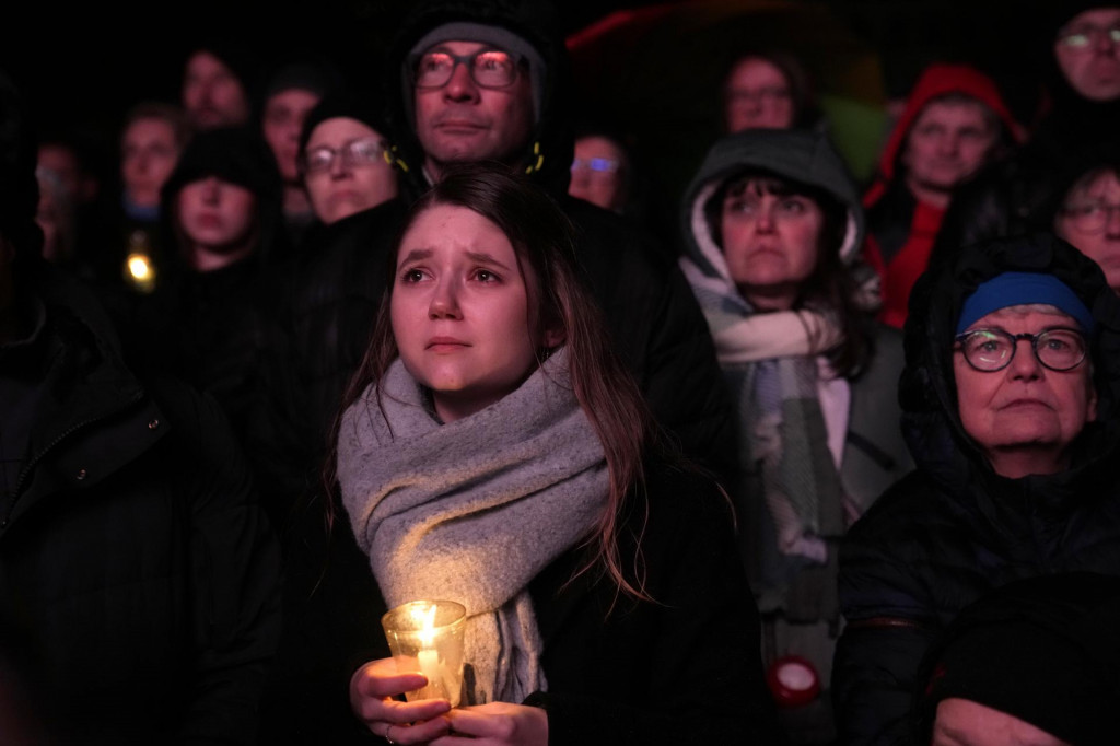 Na snímke ľudia pred katedrálou po bohoslužbe za obete útoku autom na vianočných trhoch v nemeckom Magdeburgu. FOTO: TASR/AP