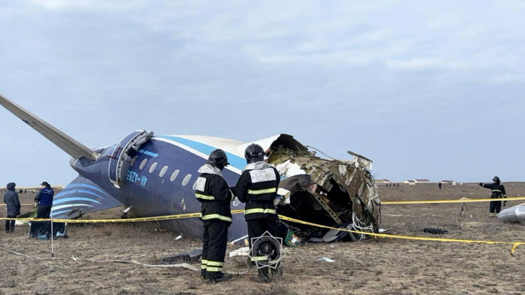 Pohotovostní špecialisti pracujú na mieste havárie osobného lietadla Azerbajdžanských aerolínií neďaleko mesta Aktau v Kazachstane. FOTO: Reuters