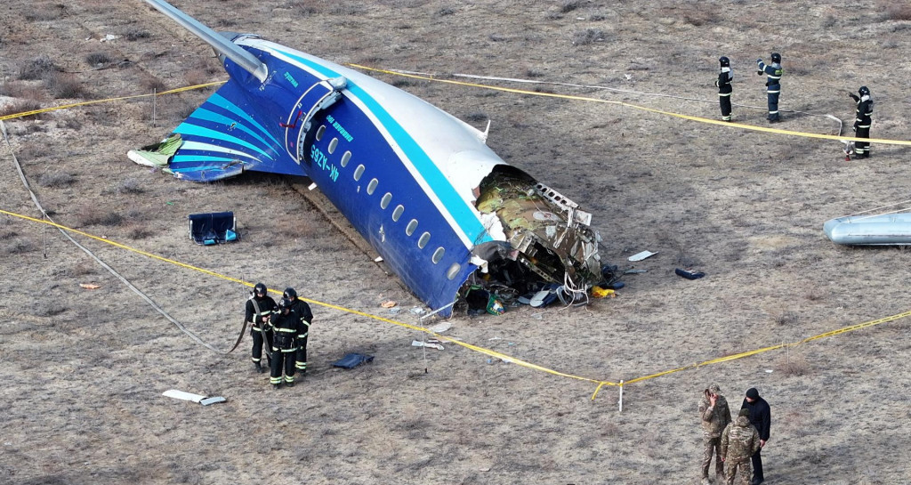 Pohľad z dronu ukazuje núdzových špecialistov pracujúcich na mieste havárie osobného lietadla Azerbajdžanských aerolínií neďaleko mesta Aktau v Kazachstane. FOTO: Reuters