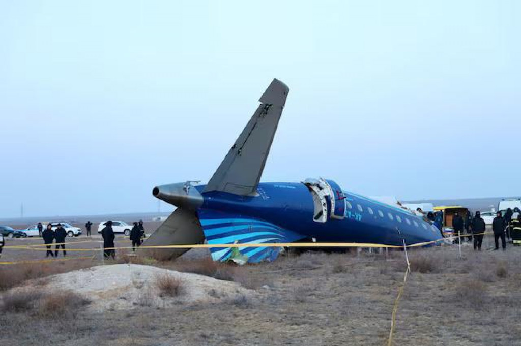 Trosky osobného lietadla Azerbajdžanských aerolínií na mieste havárie neďaleko mesta Aktau v Kazachstane 25. decembra 2024. FOTO: Reuters