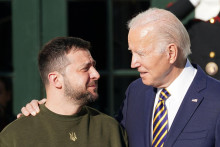 Americký prezident Joe Biden a ukrajinský prezident Volodymyr Zelenskyj. FOTO: Reuters