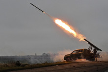 Ilustračná fotografia. Príslušníci delostreleckej jednotky špeciálneho streleckého práporu Záporožskej oblasti odpaľujú malý viacnásobný raketový systém smerom k ruským jednotkám. FOTO: Reuters