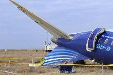 Na videosnímke vrak lietadla Embraer 190 azerbajdžanských aerolínií AZAL, ktoré sa zrútilo pri meste Aktau na západe Kazachstanu. FOTO: TASR/AP