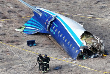 Pohľad z dronu ukazuje núdzových špecialistov pracujúcich na mieste havárie osobného lietadla neďaleko mesta Aktau v Kazachstane. FOTO: Reuters