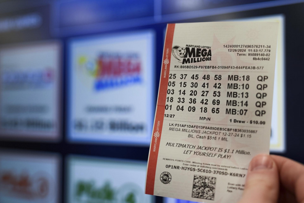 Tiket americkej lotérie Mega Millions pred piatkovým žrebovaním o jackpot vo výške 1,22 miliardy dolárov. FOTO: TASR/AP