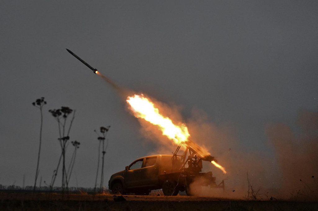 Príslušníci delostreleckej jednotky špeciálneho streleckého práporu Záporožskej oblasti vystrelili malý viacnásobný raketový systém na ruské jednotky v prvej línii uprostred ruského útoku na Ukrajinu. FOTO: Reuters

