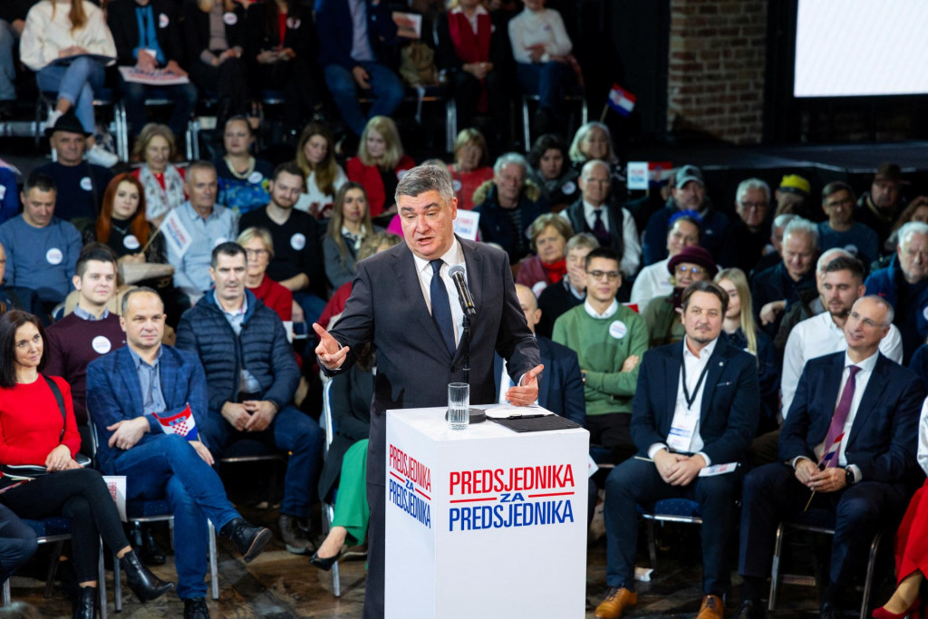 Chorvátsky prezident a prezidentský kandidát Zoran Milanovič hovorí na svojom zhromaždení v chorvátskom Záhrebe. FOTO: Reuters