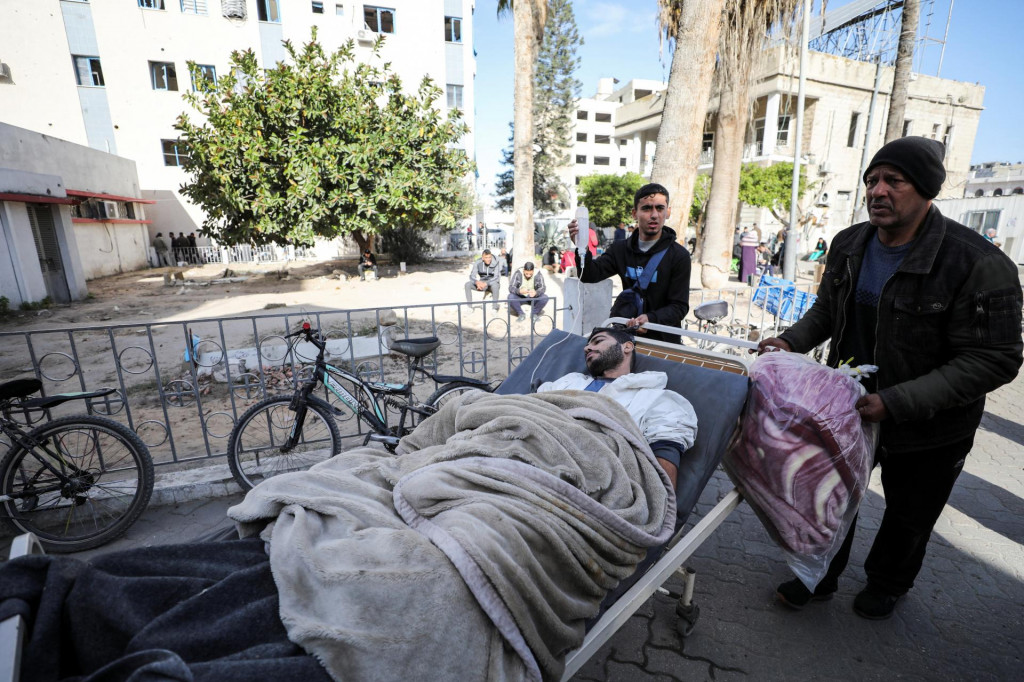 Zranení Palestínčania evakuovaní z nemocnice Kamála Advána v severnej Gaze po tom, čo izraelské sily vpadli do zdravotníckeho zariadenia. FOTO: Reuters