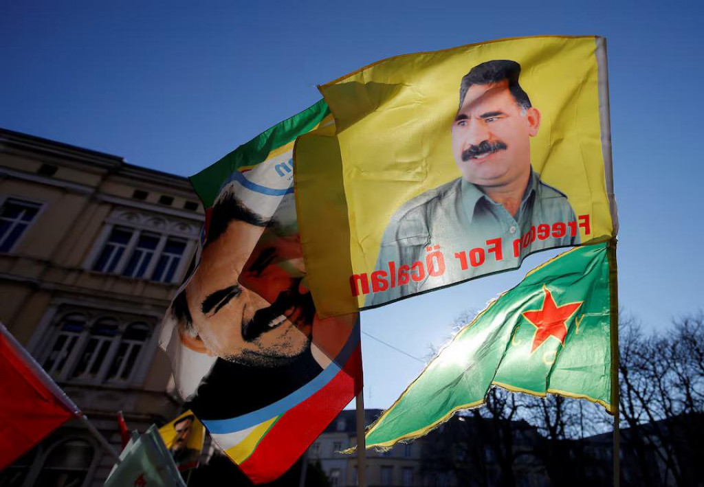 Na vlajke uväznený vodca zakázanej Strany kurdských pracujúcich (PKK) Abdullah Öcalan. FOTO: Reuters