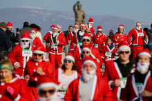 Účastníci preteku Santa Clausov v macedónskom Skopje. V Bielorusku sa podobná udalosť očividne konať nebude. FOTO: Reuters