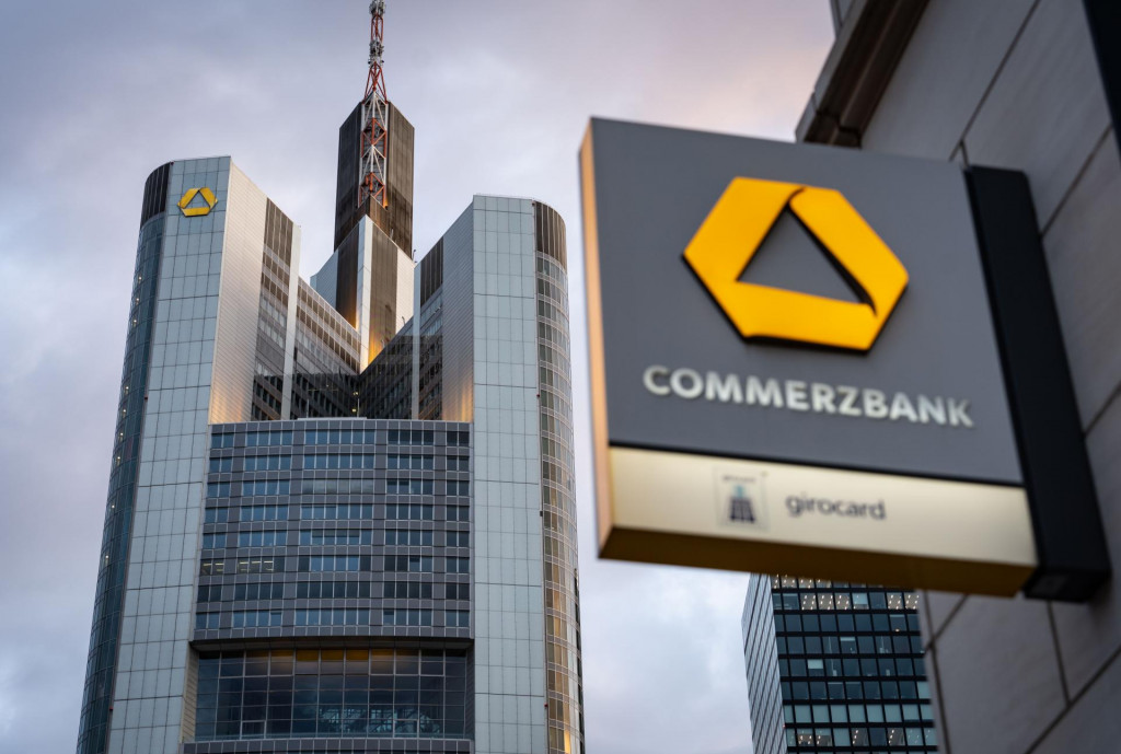 Na archívnej snímke zo 17. mája 2021 logo banky Commerzbank na pobočke vo Frankfurte nad Mohanom. FOTO: TASR/DPA