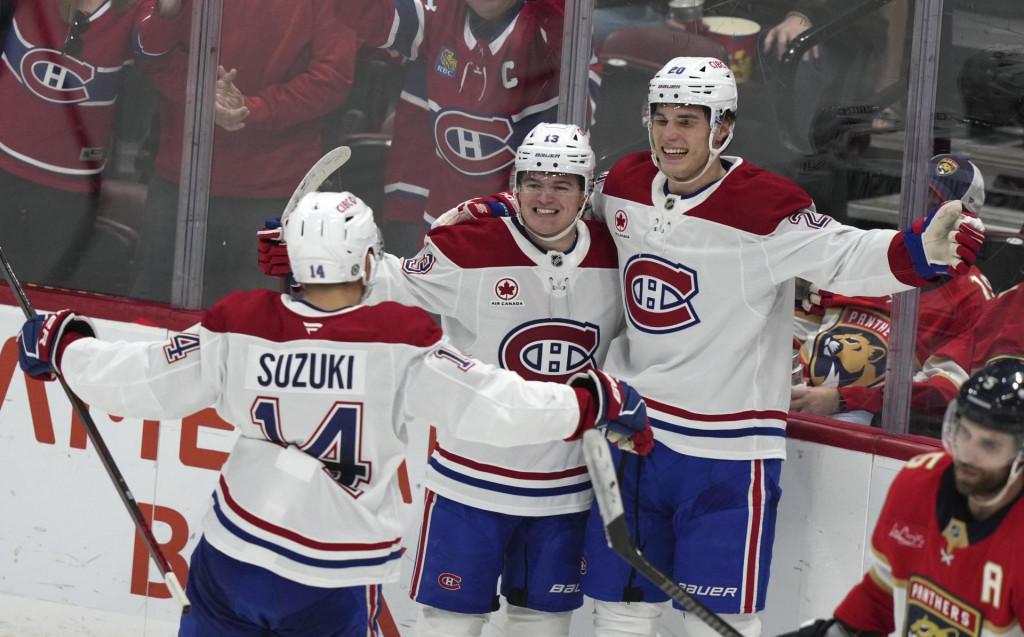 Prav&eacute; kr&iacute;dlo Montrealu Canadiens Cole Caufield (s č&iacute;slom 13) oslavuje g&oacute;l so spoluhr&aacute;čmi Nickom Suzukim (14) a Jurajom Slavkovsk&yacute;m (20). FOTO: TASR/AP