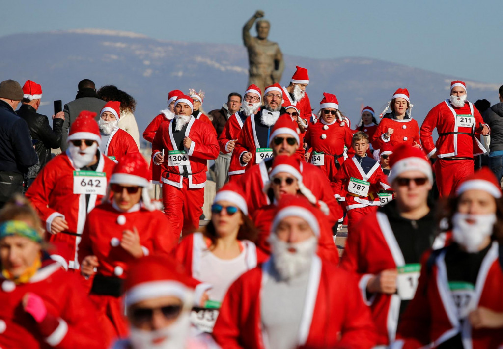 Účastníci preteku Santa Clausov v macedónskom Skopje. V Bielorusku sa podobná udalosť očividne konať nebude. FOTO: Reuters