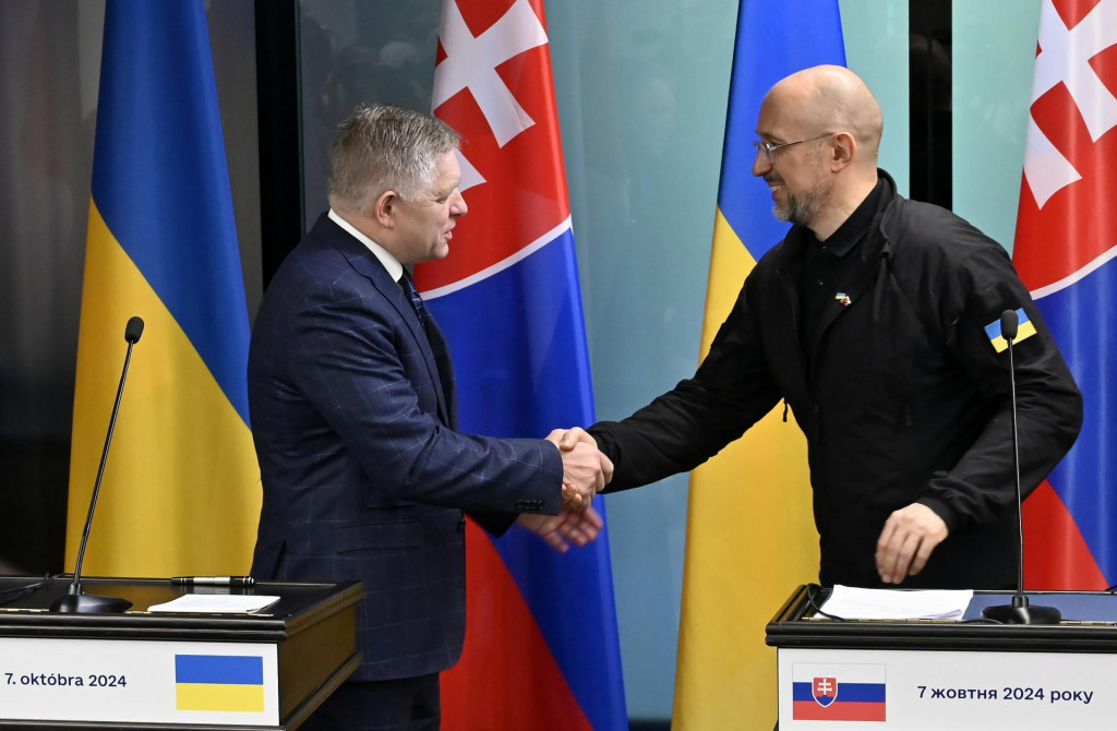 V októbri si Fico podával ruku s ukrajinským premiérom Denysom Šmyhaľom. Stretnutie sa udialo pár kilometrov od Užhorodu. FOTO: TASR/R. Hanc