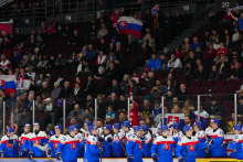 Slovenskí hokejisti do 20 rokov po víťazstve nad Kazachstanom. FOTO: IIHF/Matt Zambonin