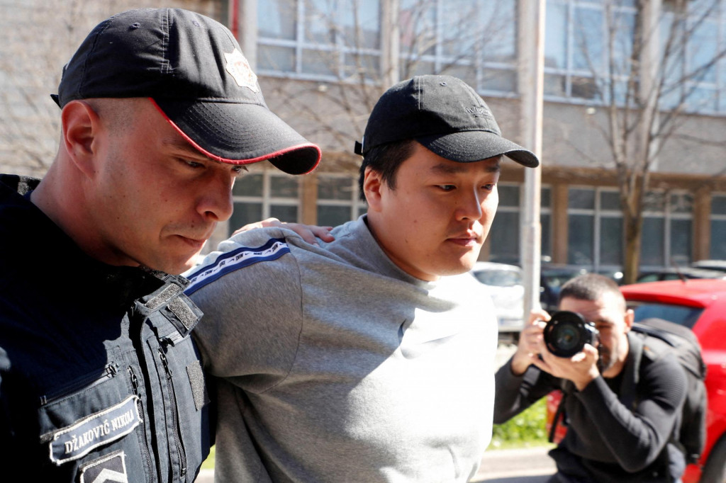 FILE PHOTO: Do Kwon, the cryptocurrency entrepreneur, who created the failed Terra (UST) stablecoin, is taken to court in Podgorica, Montenegro, March 24, 2023. REUTERS/Stevo Vasiljevic/File Photo FOTO: Stevo Vasiljevic