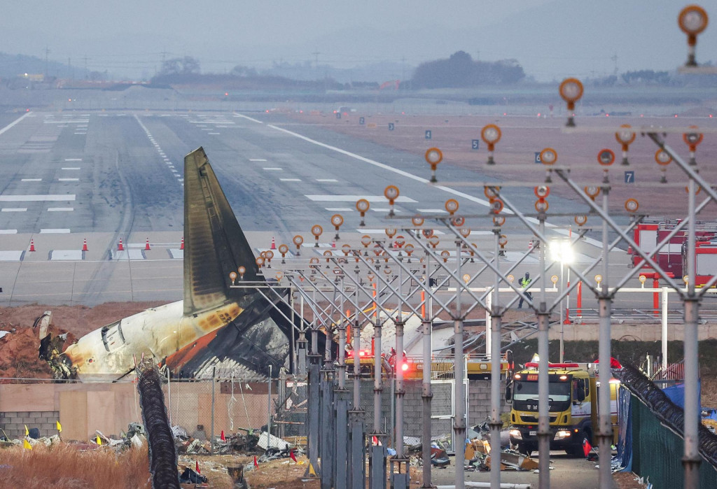 Trosky lietadla Jeju Air, ktoré zišlo z dráhy a havarovalo, ležia na medzinárodnom letisku Muan v Muan v Južnej Kórei. FOTO: Reuters