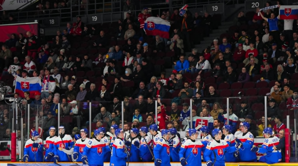 Slovenskí hokejisti do 20 rokov po víťazstve nad Kazachstanom. FOTO: IIHF/Matt Zambonin