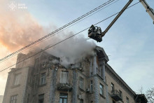 Firefighters work at a site of a building damaged during a Russian drone strike, amid Russia‘s attack on Ukraine, in central Kyiv, Ukraine January 1, 2025. Press service of the State Emergency Service of Ukraine in Kyiv/Handout via REUTERS ATTENTION EDITORS - THIS IMAGE HAS BEEN SUPPLIED BY A THIRD PARTY. FOTO: State Emergency Service Of Ukrai