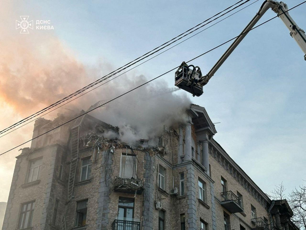 Firefighters work at a site of a building damaged during a Russian drone strike, amid Russia‘s attack on Ukraine, in central Kyiv, Ukraine January 1, 2025. Press service of the State Emergency Service of Ukraine in Kyiv/Handout via REUTERS ATTENTION EDITORS - THIS IMAGE HAS BEEN SUPPLIED BY A THIRD PARTY. FOTO: State Emergency Service Of Ukrai