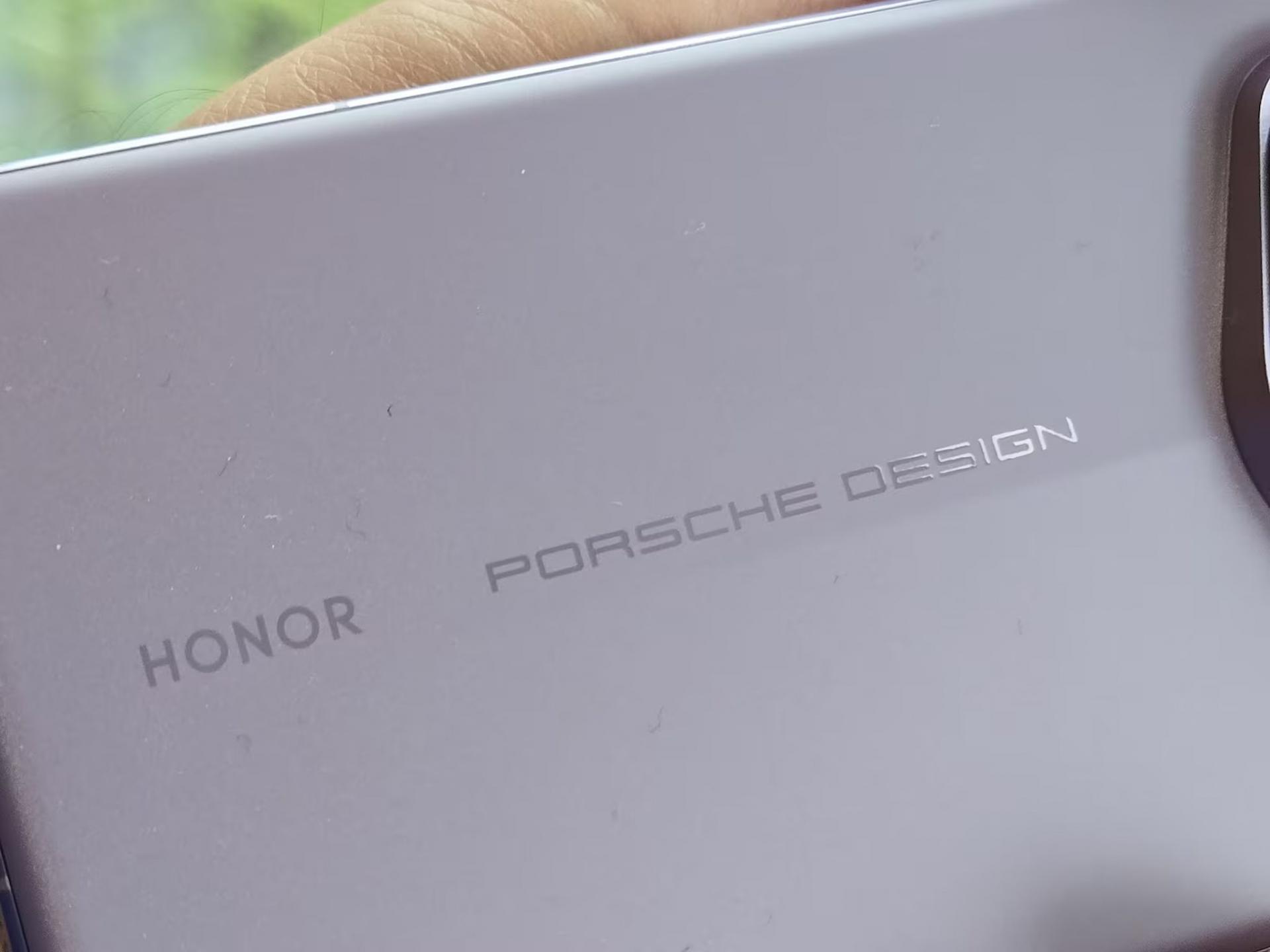 S oneskorením a tesne pred Vianocami predstavil Honor na čínskom trhu vrcholný model zo svojej ponuky. Je to prístroj z radu Magic 7 s úpravou Porsche Design. Štýlový telefón vychádza z modelu Pro, oproti ktorému prináša drobné zmeny a akceptovateľný príplatok.