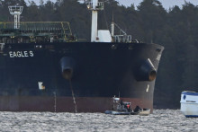 Ropný tanker Eagle S v prístave v meste Porvoo. FOTO: TASR/AP