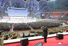 Severokórejský vodca Kim Čong-un sa zúčastňuje na oslavách Nového roka v Pchjongjangu. FOTO: REUTERS