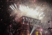 Ohňostroj exploduje nad Víťazným oblúkom počas novoročných osláv na Champs Elysees v Paríži. FOTO: TASR/AP