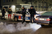 Príslušníci polície stoja na kontrolnom stanovišti neďaleko miesta, kde strelec spustil paľbu na reštauráciu a zabil niekoľko ľudí v Cetinje. FOTO: REUTERS