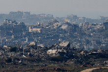 Budovy ležia v ruinách v pásme Gazy uprostred prebiehajúceho konfliktu medzi Izraelom a Hamasom. FOTO: Reuters