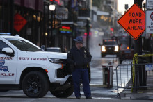 Štátny policajt hliadkuje na ulici neďaleko miesta, kde auto v stredu na Nový rok vrazilo do davu ľudí na Canal Street a Bourbon Street v New Orleanse. FOTO: TASR/AP