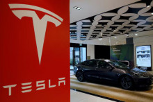 Akcie výrobcu elektromobilov Tesla stratili 6,1 percenta. FOTO: Reuters