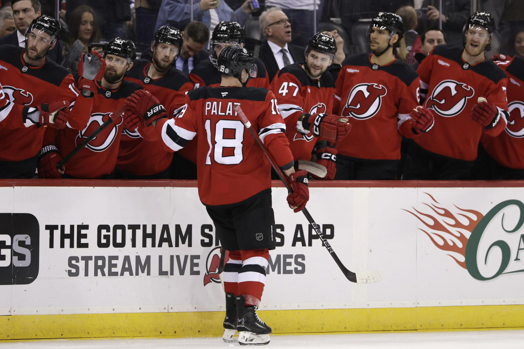 Slovenský hokejista New Jersey Devils Tomáš Tatar (druhý zľava). FOTO: TASR/AP