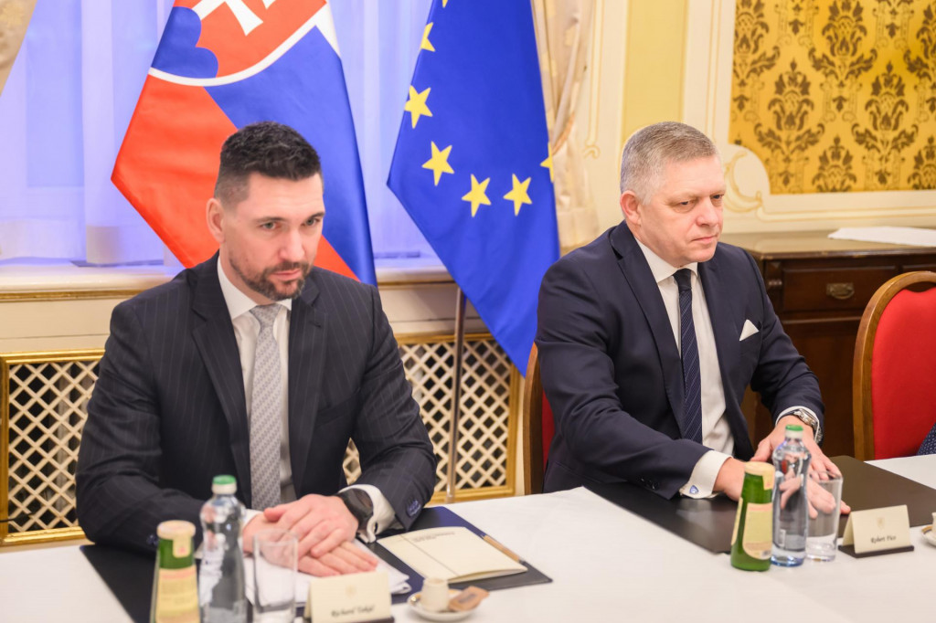 K najväčším bojovníkom proti zdražovaniu potravín patria minister pôdohospodárstva Richard Takáč (Smer-SD) a predseda vlády SR Robert Fico (Smer-SD). Tretí je minister financií Ladislav Kamenický (Smer-SD), ktorý na snímke nie je. FOTO: TASR/J. Novák