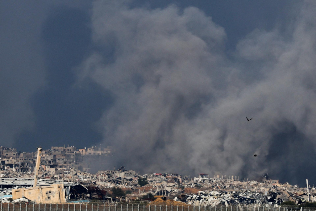 Izrael v stredu varoval, že zintenzívni svoje údery v Pásme Gazy, ak bude hnutie Hamas pokračovať v odpaľovaní rakiet. FOTO: REUTERS