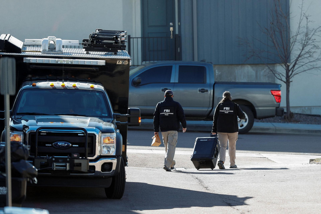 Dôkazy sú odstránené, keď vyšetrovatelia federálnych a miestnych úradov prehľadávajú mestský dom v súvislosti s výbuchom Tesla Cybertruck v Las Vegas. FOTO: Reuters