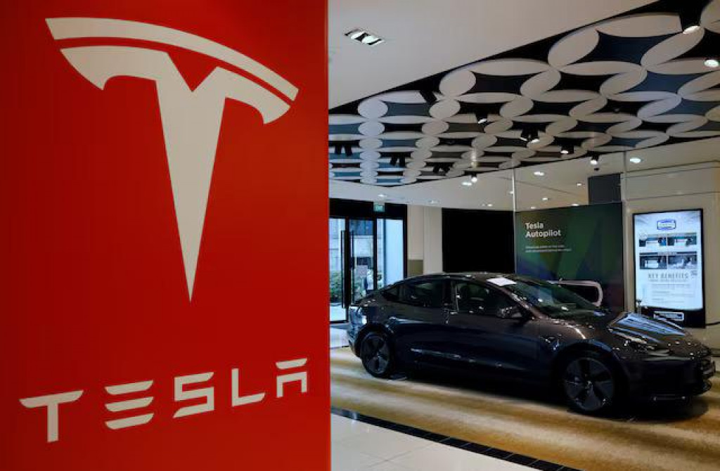 Akcie výrobcu elektromobilov Tesla stratili 6,1 percenta. FOTO: Reuters