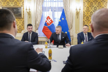 Na snímke v pozadí uprostred predseda vlády Robert Fico, vľavo minister pôdohospodárstva a rozvoja vidieka Richard Takáč a vpravo minister financií Ladislav Kamenický. FOTO: TASR/M. Baumann