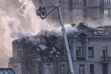 Následky ruského dronového útoku na Kyjev. FOTO: Reuters