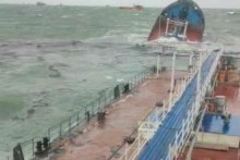 Potápajúci sa ruský tanker. FOTO: Reuters