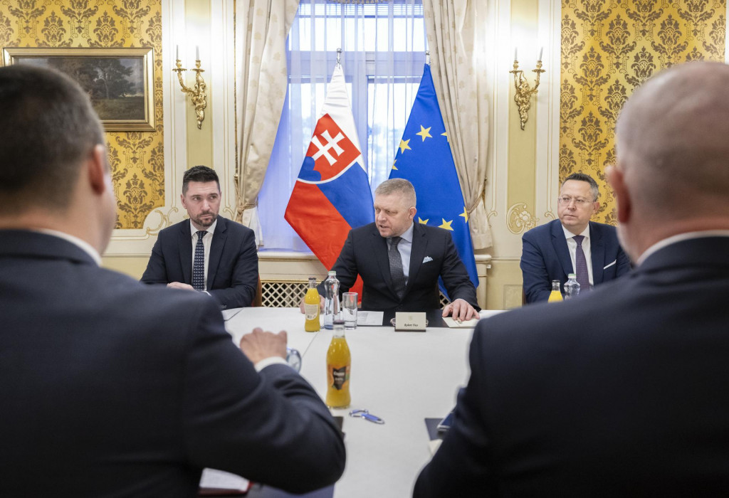 Na snímke v pozadí uprostred predseda vlády Robert Fico, vľavo minister pôdohospodárstva a rozvoja vidieka Richard Takáč a vpravo minister financií Ladislav Kamenický. FOTO: TASR/M. Baumann