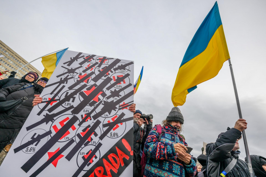 Protest proti návšteve predsedu vlády Roberta Fica v Moskve na Námestí slobody v Bratislave. FOTO: TASR/Jaroslav Novák