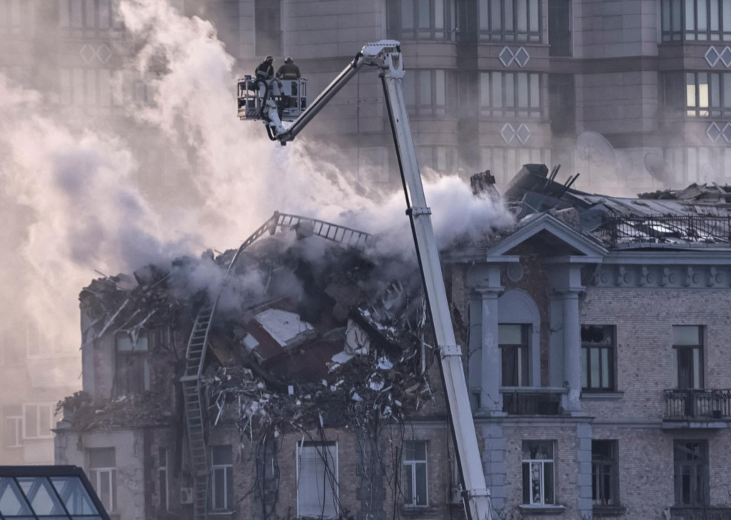 Následky ruského dronového útoku na Kyjev. FOTO: Reuters