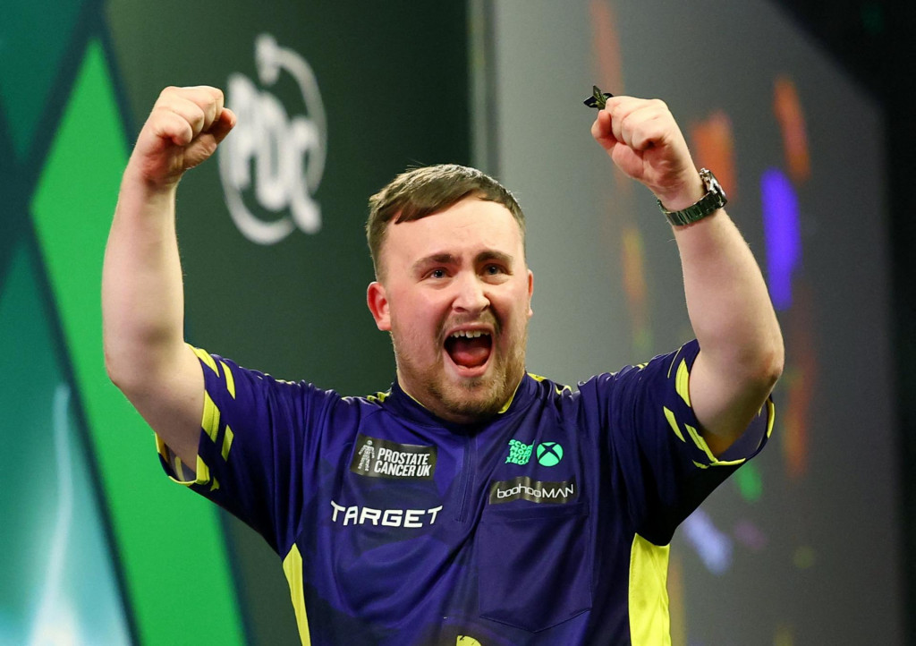 Anglický šípkar Luke Littler. FOTO: Reuters/Andrew Boyers