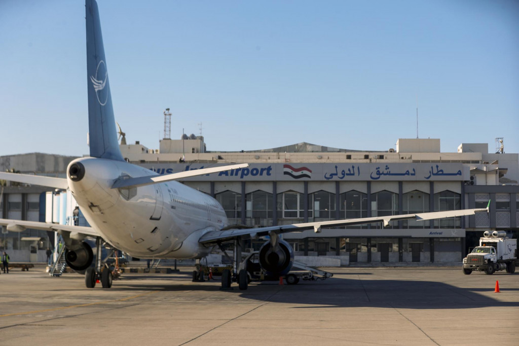 Lietadlo sýrskej leteckej spoločnosti Syrian Air parkuje na termináli pred jeho odletom po znovuotvorení medzinárodného letiska pre vnútroštátne lety v Damasku. FOTO: TASR/AP