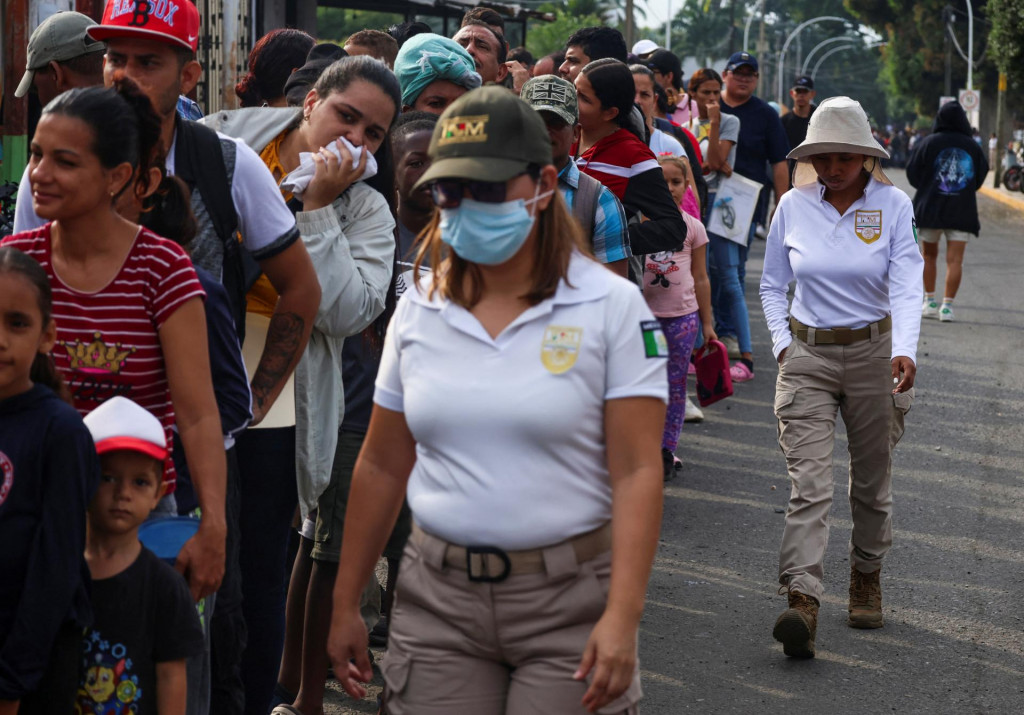 Migranti stoja pred úradom mexického Národného inštitútu pre migráciu, aby vybavili povolenia na cestu cez Mexiko v snahe dostať sa k hraniciam s USA.  FOTO: Reuters