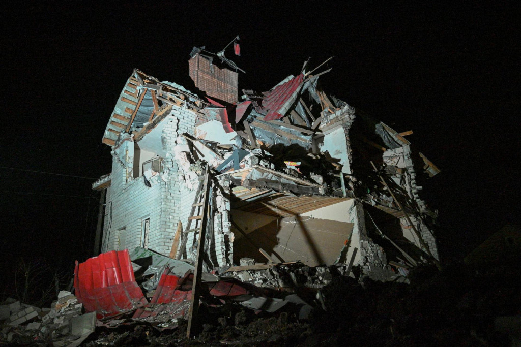 Obytn&yacute; dom po&scaron;koden&yacute; rusk&yacute;m raketov&yacute;m &uacute;tokom v ukrajinskom Černihive. FOTO: Reuters